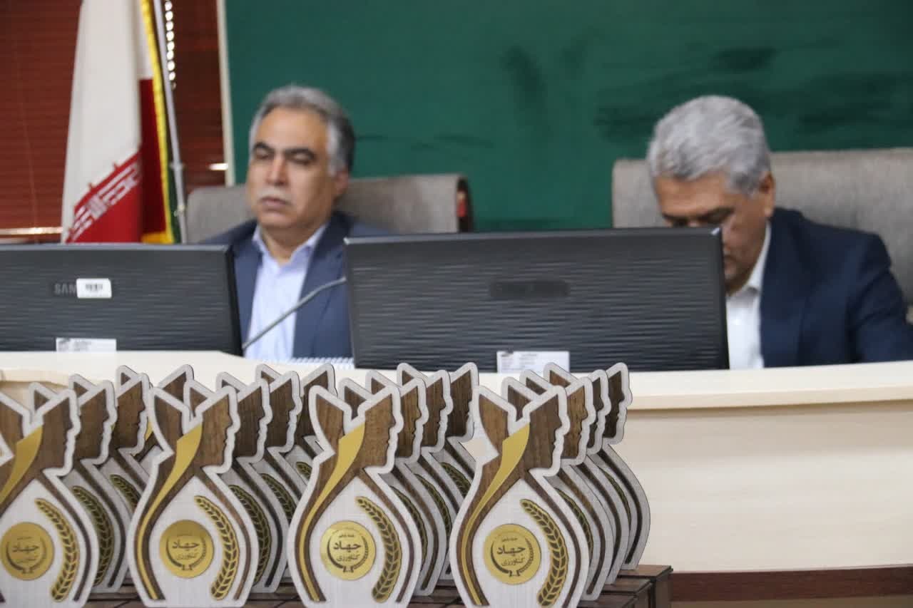 هفته ارتباطات در سازمان جهاد كشاورزی سمنان با محوریت هوش مصنوعی و تقدیر از فعالان روابط عمومی برگزار شد.